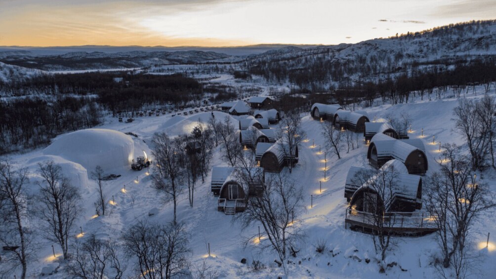 Picture 13 for Activity Kirkenes: Guided Snowhotel Visit with Dinner 4