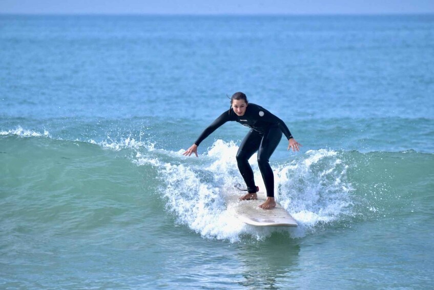 Una persona surfeando una ola en el océano. 4