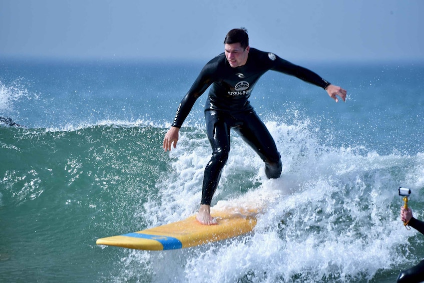 Une personne qui fait de la planche à voile sur une vague. 5