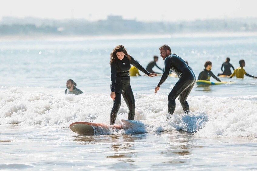 Un grupo de personas practicando surf en el océano. 1