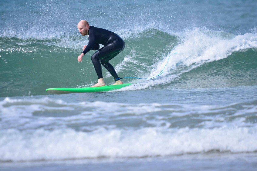 Una persona surfeando una ola en el océano. 5