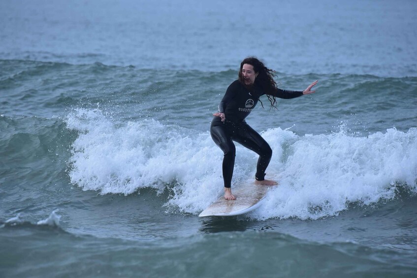 Una persona surfeando una ola en el océano. 3