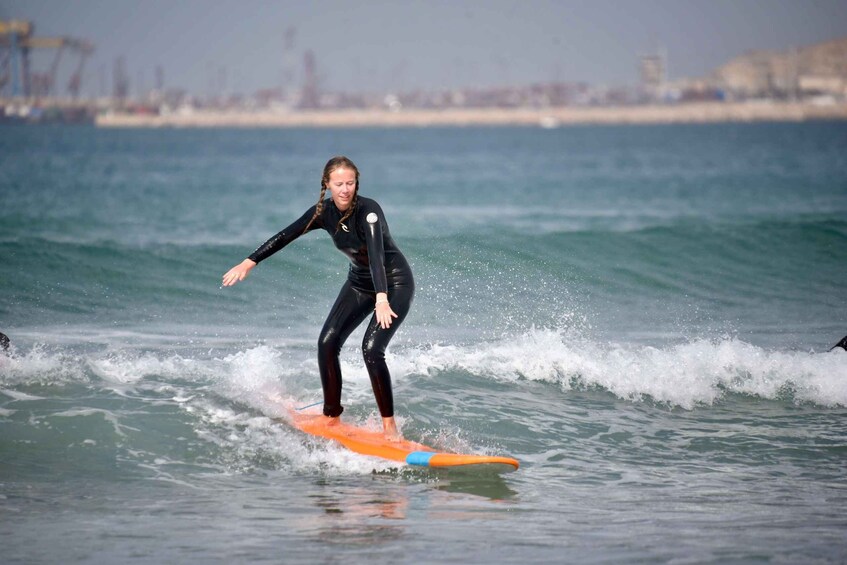 Una persona surfeando una ola en el océano. 2