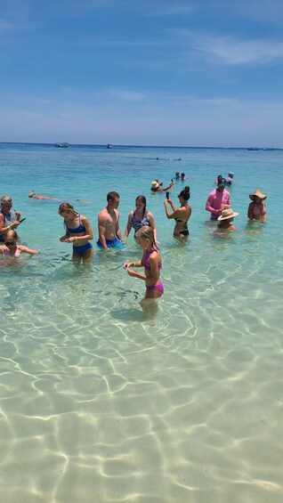 Picture 5 for Activity Roatan Fun Tour and West Bay Beach Club 5