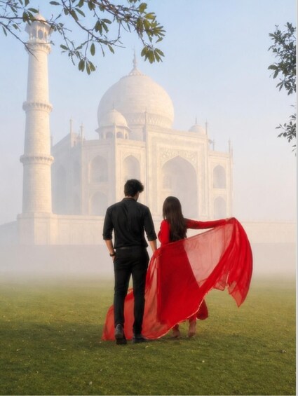 Ett par står framför Taj Mahal, och kvinnan bär en röd klänning som fladdrar i vinden. 3