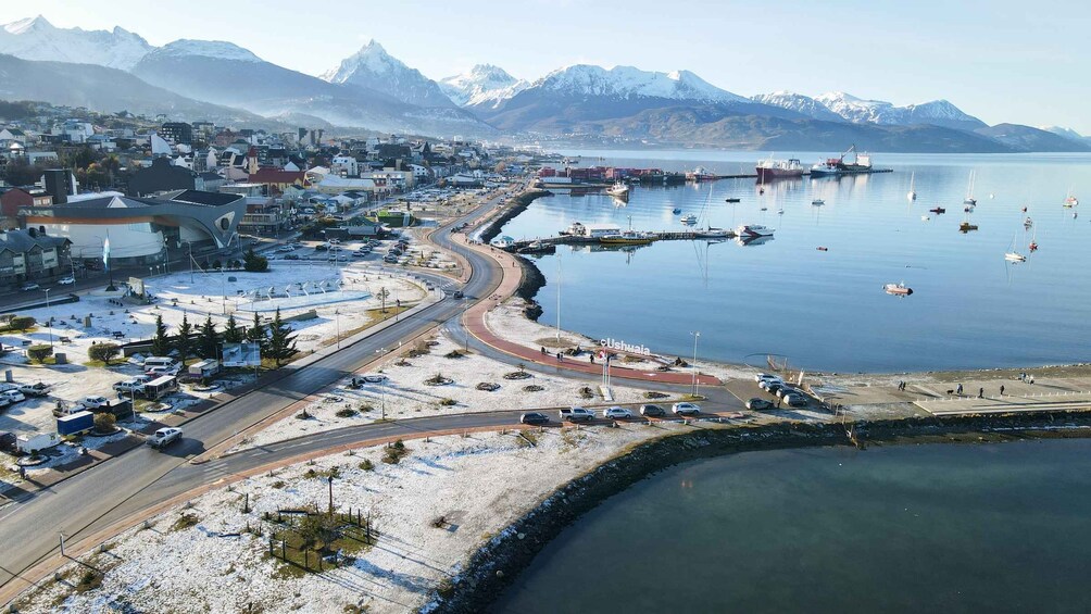 Ushuaia: Private Sightseeing Tour with Hike and Coffee Break. 1
