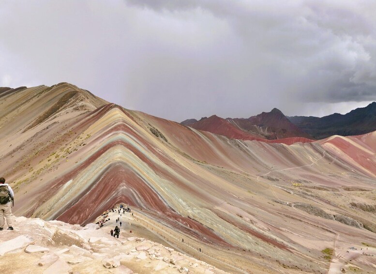 En färgstark geologisk formation med lager av olika bergartstyper. 2