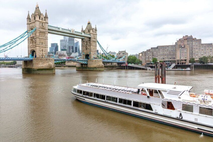 90-Minute River Thames Sightseeing Cruise with Live Commentary 3