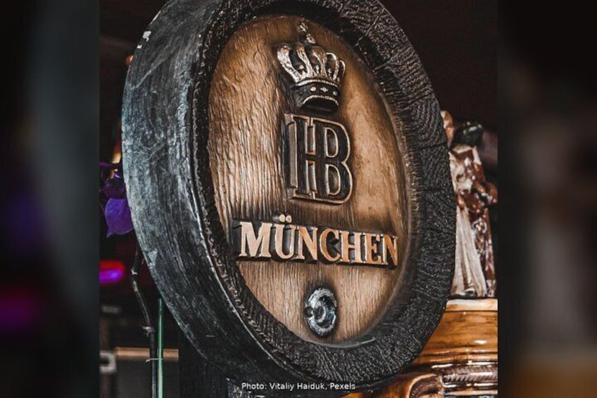 A wooden barrel with the inscription 'IB MÜNCHEN' and a crown emblem. 5