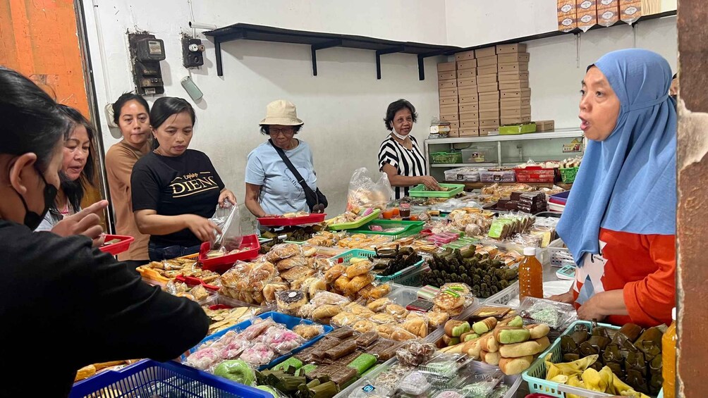Picture 4 for Activity Yogyakarta: Morning Breakfast and Market Experience 5