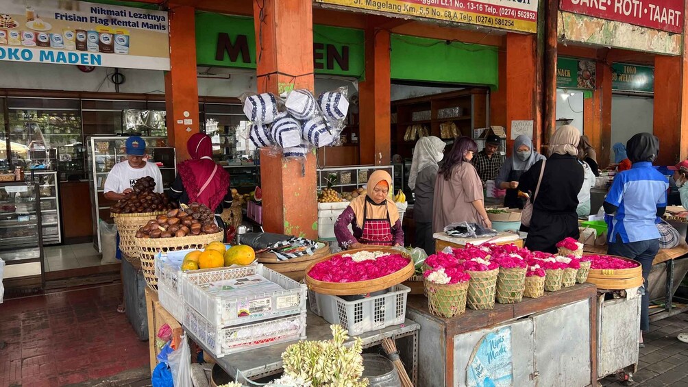 Picture 8 for Activity Yogyakarta: Morning Breakfast and Market Experience 3