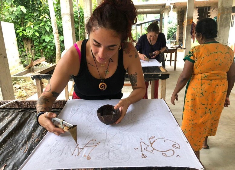 Galle: Traditional Batik Making Workshop & Factory Tour 1