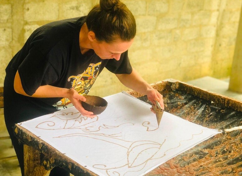 Galle: Traditional Batik Making Workshop & Factory Tour 1