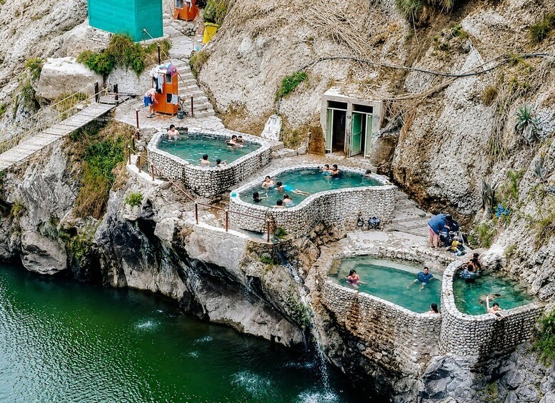 Una serie de piscinas de piedra en una zona montañosa y rocosa. 3