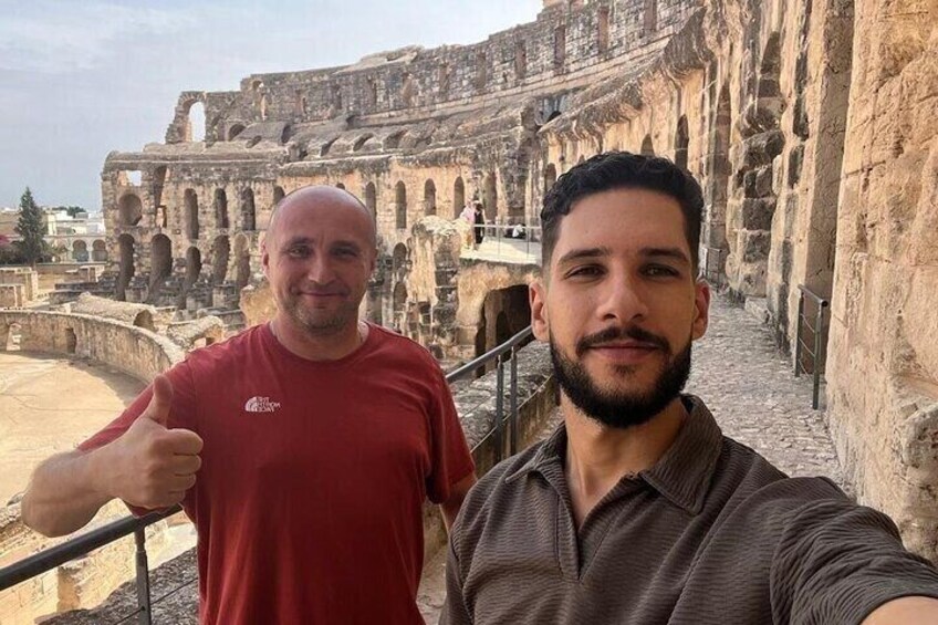Dos personas tomándose un selfie con el Coliseo al fondo. 3