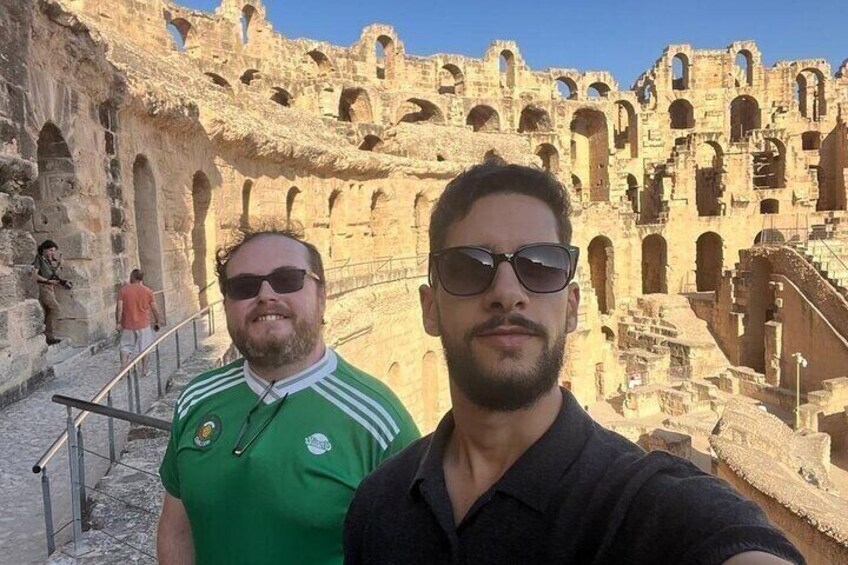 Dos personas tomándose un selfie frente a unas ruinas antiguas con arcos y columnas. 5