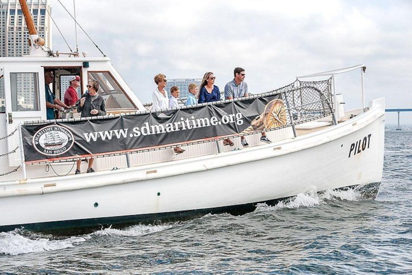 Add your 45-minute narrated bay tour to your general admission ticket. 3