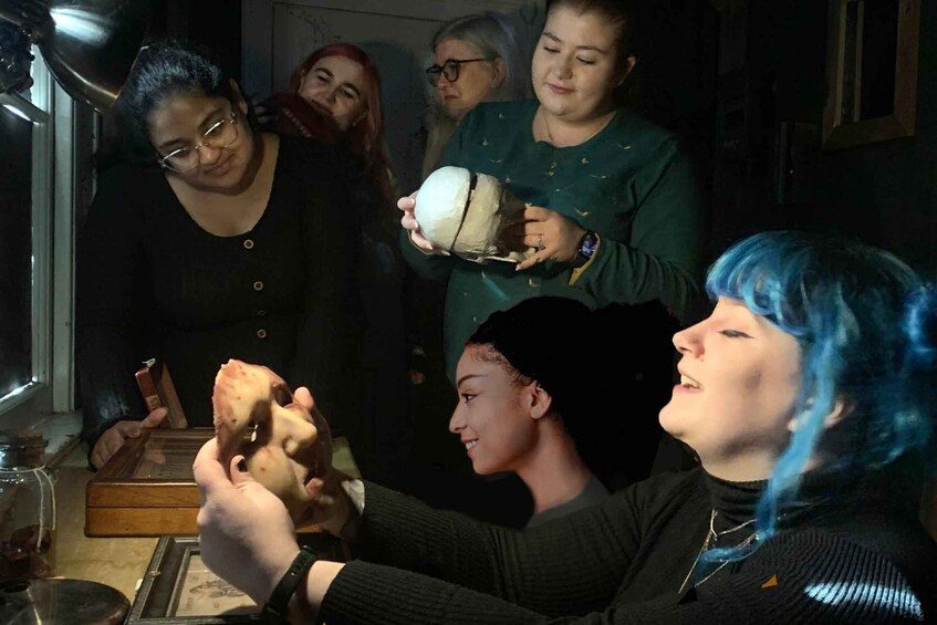 Un groupe de personnes examine un grand objet rond. 3