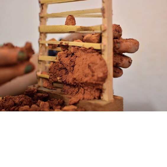 Picture 3 for Activity Barichara: Mold your first pair of wattle and daub 5
