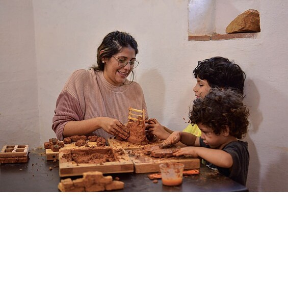 Picture 4 for Activity Barichara: Mold your first pair of wattle and daub 3