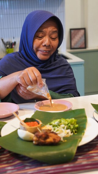 Picture 6 for Activity Jakarta: 1-Hour Batik Workshop with Local Instructor 4