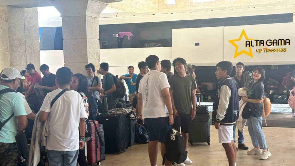 A group of people standing in a queue at an airport, with luggage and a sign for 'ALTA GAMA VIP TRANSFERS' visible. 3