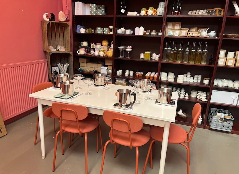 Utrecht: Cocktail candle workshop with cocktail and snacks 1