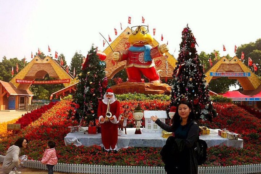 Decoración festiva con una gran figura de Papá Noel, árboles de Navidad y un muñeco de nieve. 2