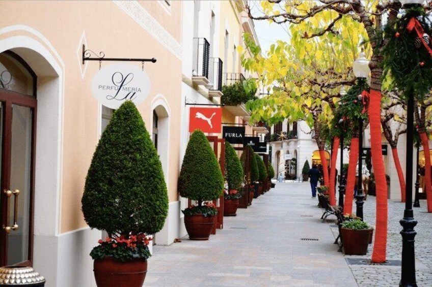 La Roca Village Outlet Shopping Express Round-Trip Shuttle 3