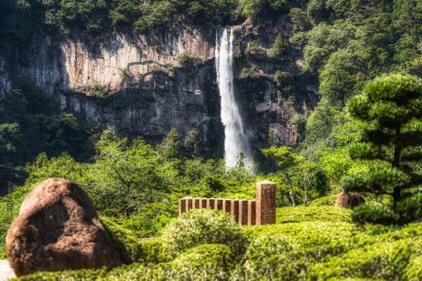 Una cascada, abundante vegetación y una construcción tradicional de piedra. 5