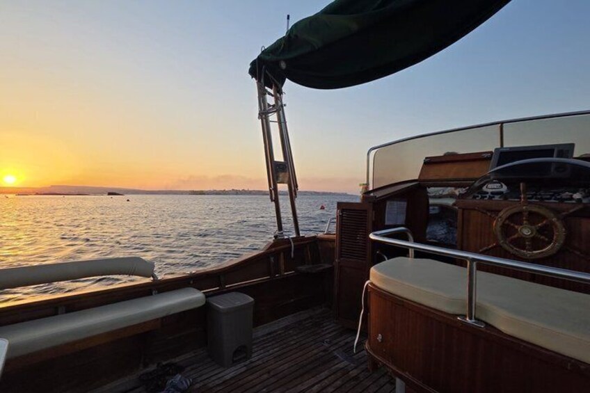 Sorrento Gozzo Boat Tour with Plemmirio Mooring and Aperitif 2