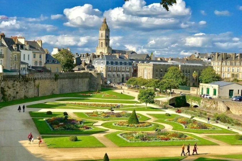 Hello Vannes: Private 2-Hour Intro City Walk with Local Guide 1