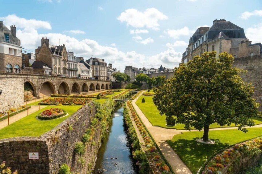 Hello Vannes: Private 2-Hour Intro City Walk with Local Guide 3