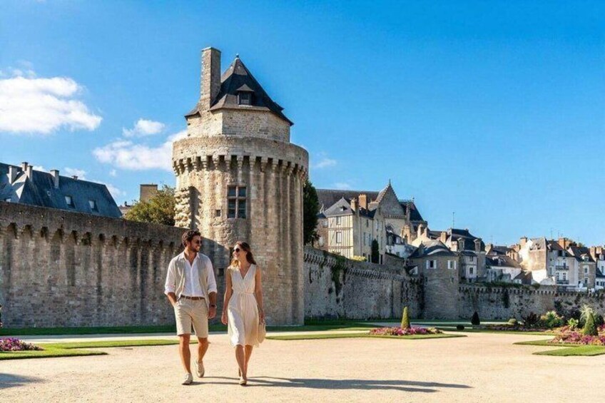 Hello Vannes: Private 2-Hour Intro City Walk with Local Guide 2