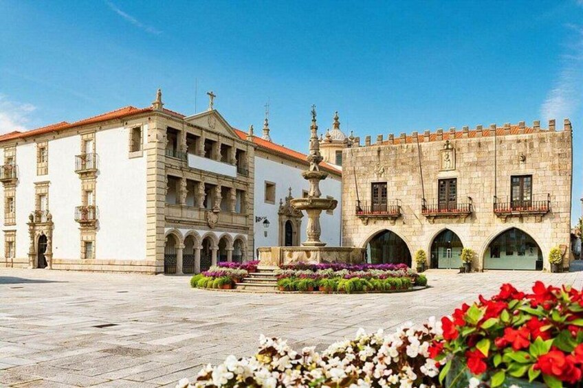 Un edificio histórico con una fuente en el patio. 5