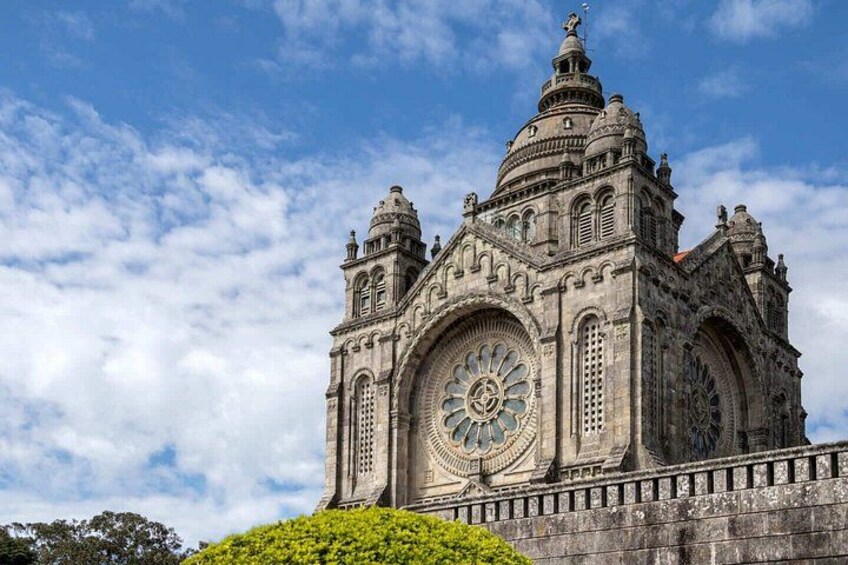 Una catedral histórica con arquitectura intrincada, un gran reloj central y una cúpula. 2