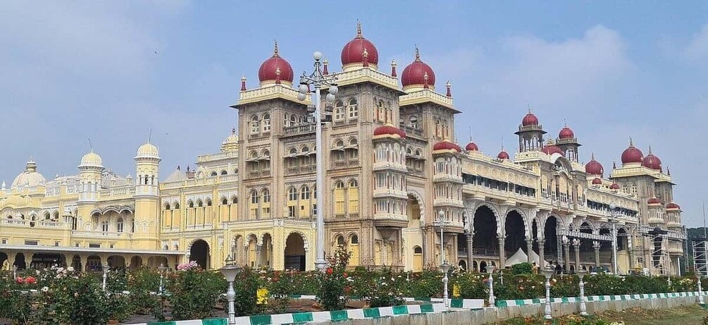 Picture 2 for Activity Mysuru Palace Private Guided Tour with Entry Ticket 1