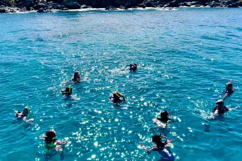 Persone che nuotano in un mare cristallino. 2