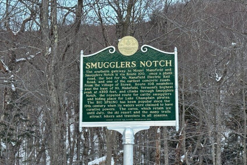 Un letrero informativo verde sobre Smugglers Notch. 3