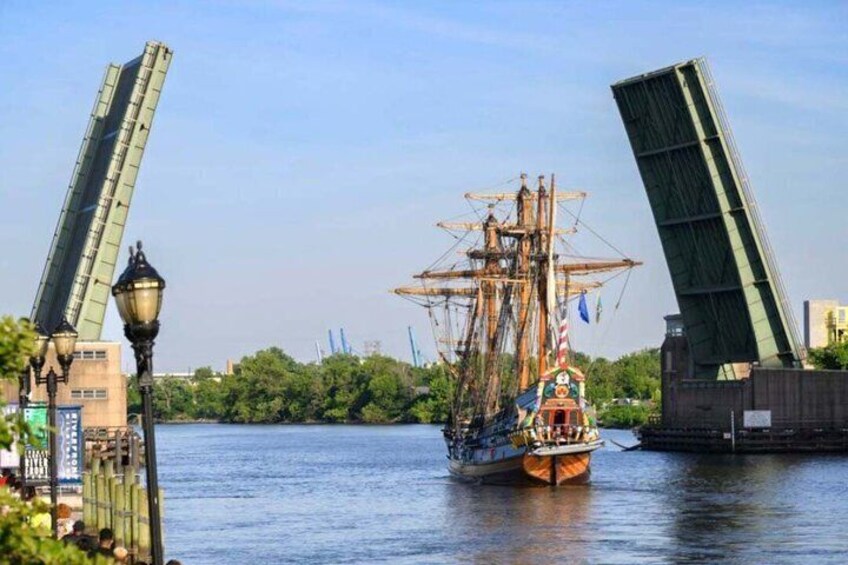 1 Hour River Cruise in Wilmington with Onboard Tiki Bar 3