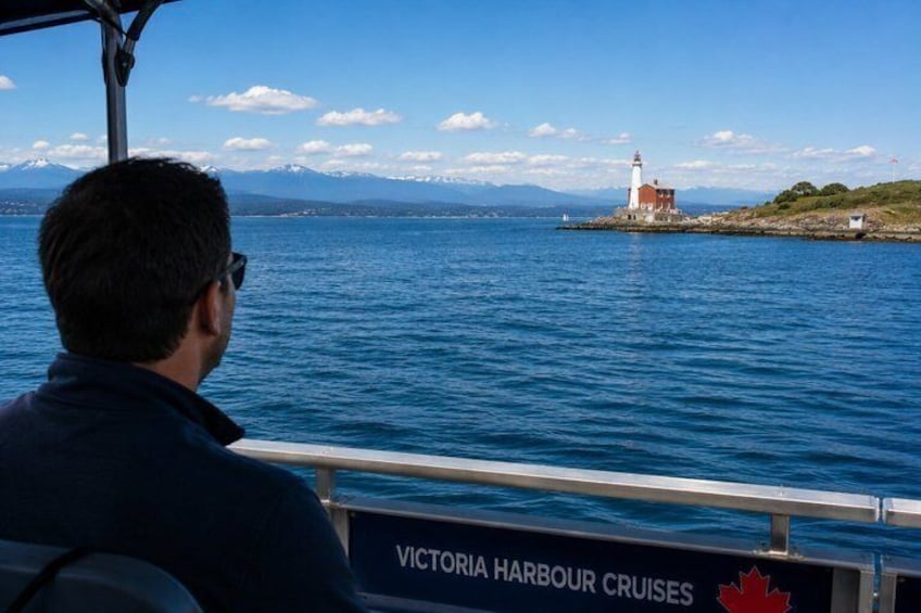 Victoria Harbour Sightseeing Boat Cruise with Live Tour Guide 2