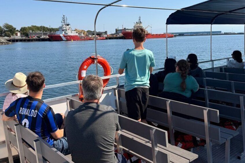 Victoria 75 minute Sightseeing Boat Tour with Tour Guide 3
