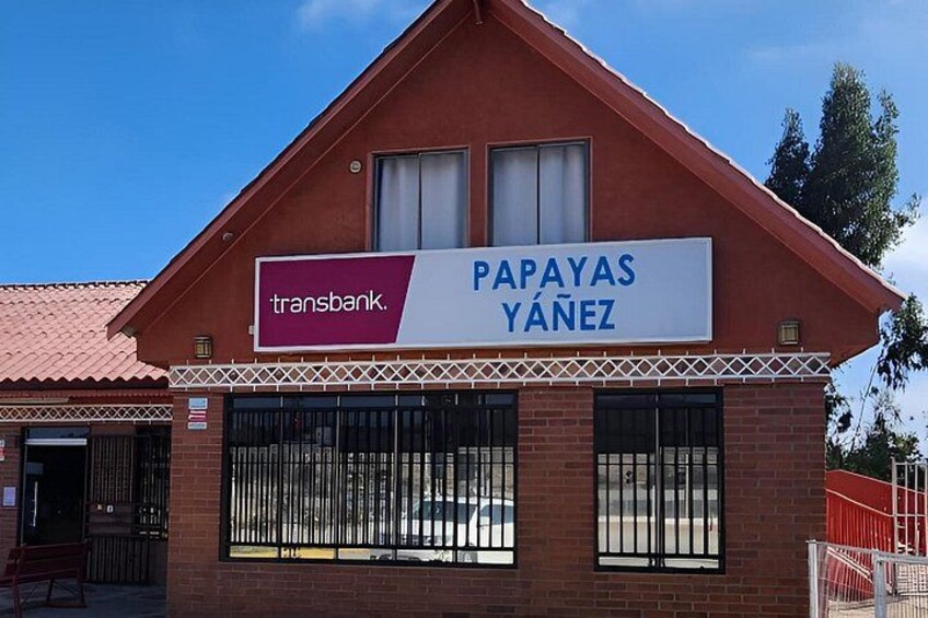 A building with a sign that reads 'transbank PAPAYAS YÁÑEZ'. 4
