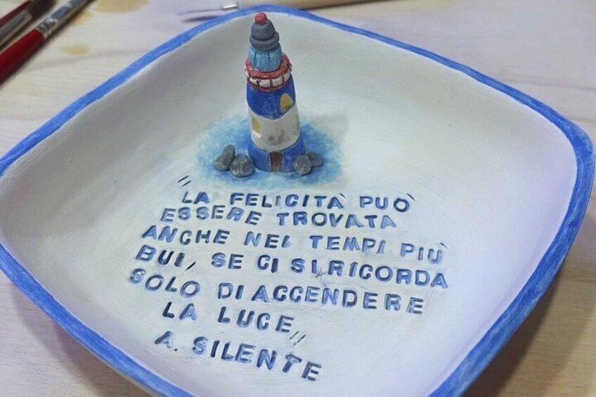 A ceramic plate with a rocket and a quote in Italian. 4