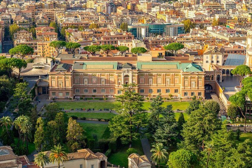 Une vue urbaine mettant en valeur un bâtiment historique imposant, entouré d’une végétation luxuriante et d’autres immeubles résidentiels. 5