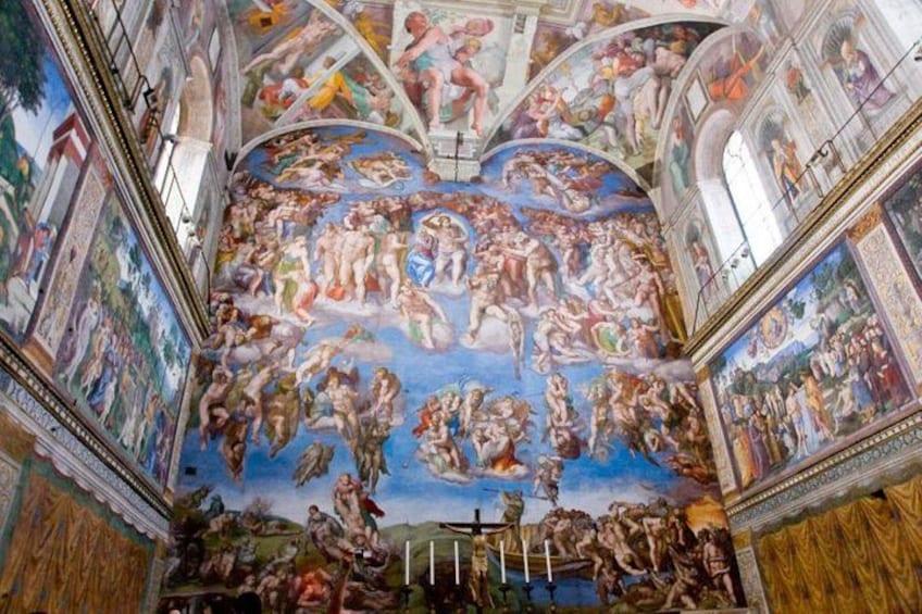 Une fresque murale détaillée ornant un plafond, représentant diverses scènes et figures mythologiques. 2