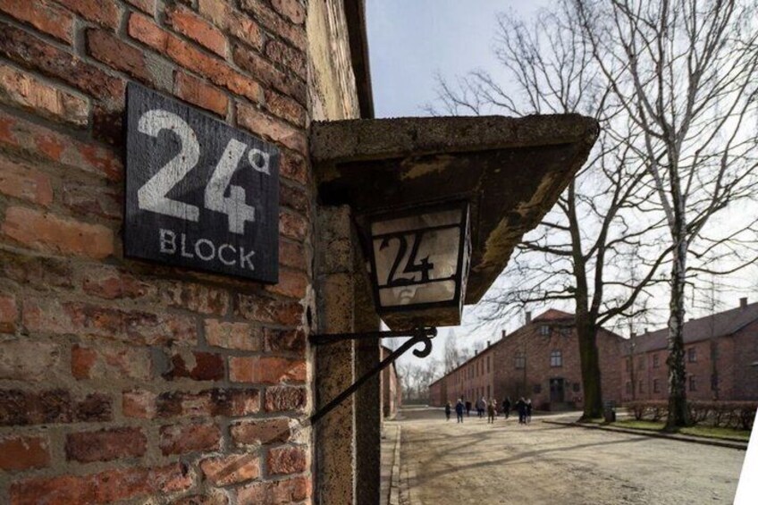 En murstensbygning med et skilt, der viser '24 Block', og et mindre skilt nedenunder. 2