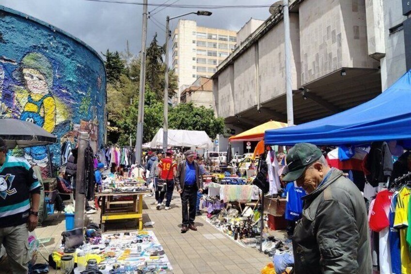 PulgueandoAndo- A Cultural Journey Through Bogotá’s Flea Markets 4
