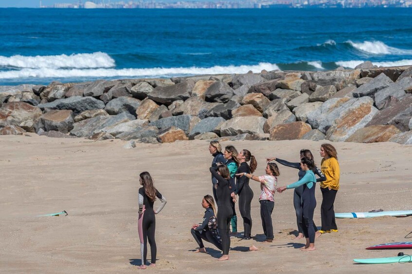 Porto, aulas de surf para mulheres com equipamento incluido 1