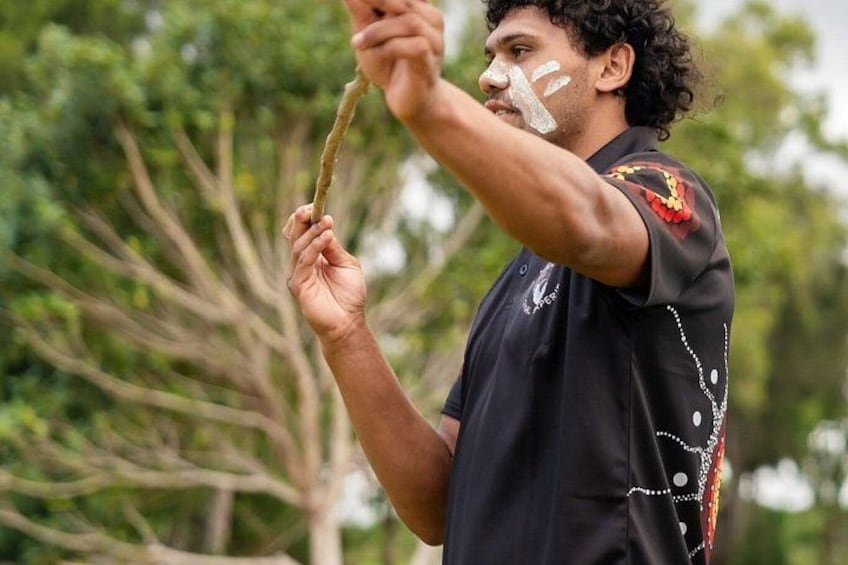 A person holding a rope. 5